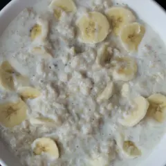 Miseczka owsianki z bananem. Kto nie powinien jeść płatków owsianych? Osoby z nietolerancją glutenu lub celiakią powinny unikać tradycyjnych płatków.