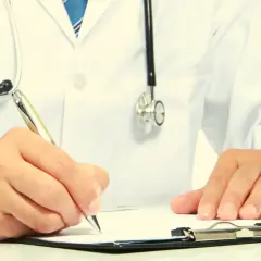 Co oznacza b na recepcie? Zrozum, jak uniknąć dodatkowych kosztów