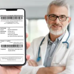 Lekarz widzi na ekranie telefonu informację o recepcie elektronicznej, która umożliwia jej realizację.