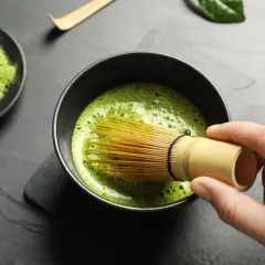 Przygotowanie herbaty matcha. Warto znać jej przeciwwskazania, zanim zaczniesz pić ten napój.
