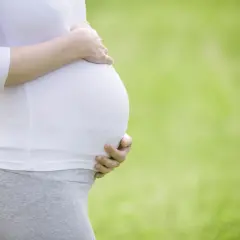 Co przysługuje kobiecie w ciąży? Prawa i świadczenia, które musisz znać