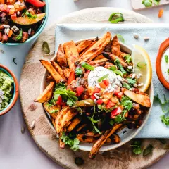 Zdrowe frytki z batatów z salsą i guacamole. Idealny jadłospis na wysokie trójglicerydy.