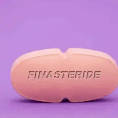 Różowa tabletka z napisem FINASTERIDE. Szukasz co na prostatę bez recepty? To może być rozwiązanie.