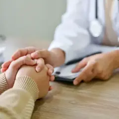 Lekarz rodzinny może przepisać leki na depresję, okazując wsparcie pacjentowi.