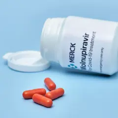 Molnupiravir, lek na COVID-19 od Merck, w kapsułkach.