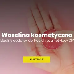 Dłoń trzymająca słoiczek z wazeliną kosmetyczną. Czy wazelina kosmetyczna jest szkodliwa? Idealny dodatek do Twoich kosmetyków DIY.