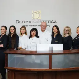 Zespół dermatologów i personelu kliniki estetycznej "Dermatoestetica" za ladą.