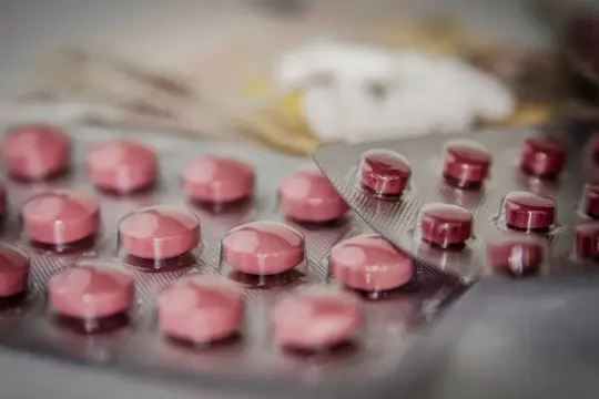 Różowe tabletki w blistrach, być może to jaki lek na depresję.
