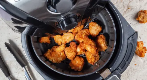 Chrupiące kawałki kurczaka w frytkownicy beztłuszczowej. Czy air fryer jest rakotwórczy? Bezpieczne gotowanie to podstawa.