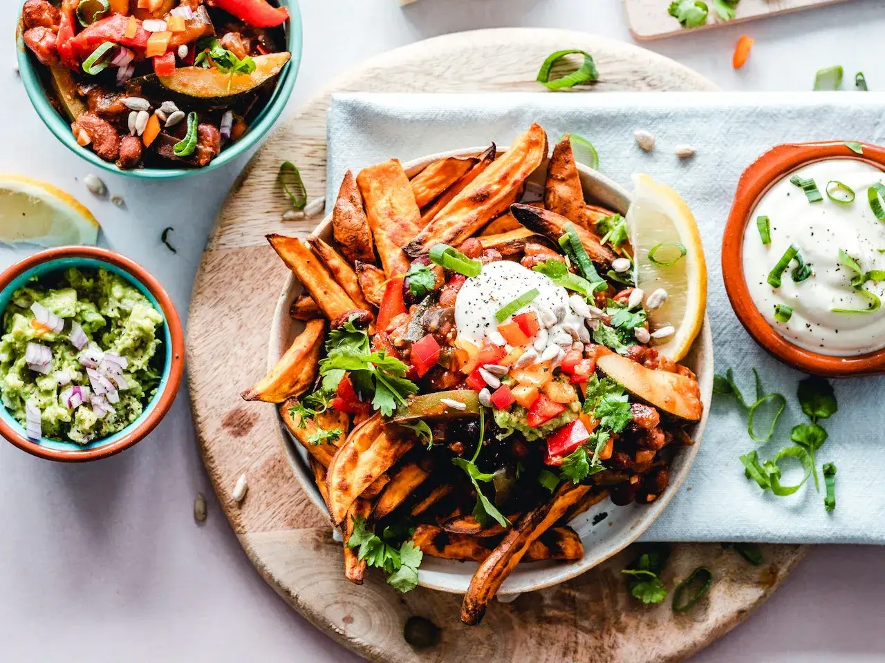 Zdrowe frytki z batatów z salsą, guacamole i dipem jogurtowym. Idealny jadłospis na wysokie trójglicerydy.