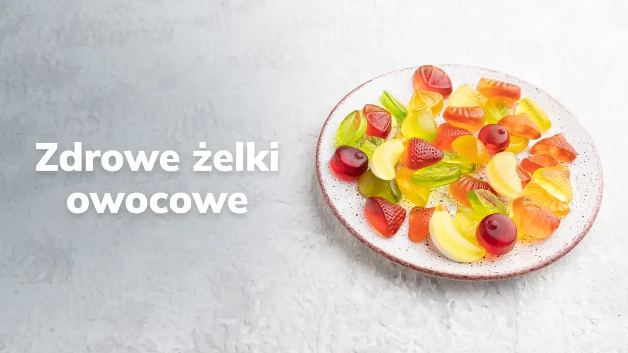 Kolorowe żelki owocowe na talerzu. Czy żelki są zdrowe? Te wyglądają apetycznie i kuszą smakiem.